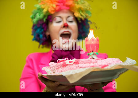 Biélorussie, Minsk, le 9 novembre 2017. Gomel Children's Centre.Le clown met le gâteau gâteau d'anniversaire. Banque D'Images