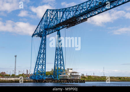 Middlesbrough, Angleterre, Royaume-Uni - Mai 14, 2016 : Vue vers le pont transbordeur avec une gondole passant le fleuve Tees Banque D'Images