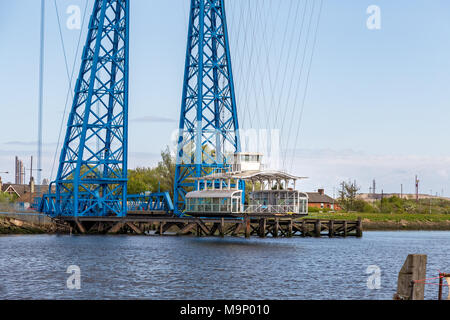 Middlesbrough, Angleterre, Royaume-Uni - Mai 14, 2016 : Vue vers le pont transbordeur avec une gondole passant le fleuve Tees Banque D'Images