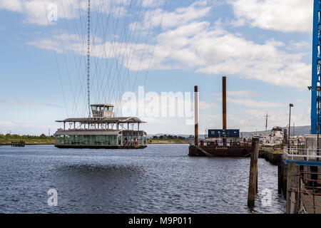 Middlesbrough, Angleterre, Royaume-Uni - Mai 14, 2016 : Vue vers le pont transbordeur avec une gondole passant le fleuve Tees Banque D'Images