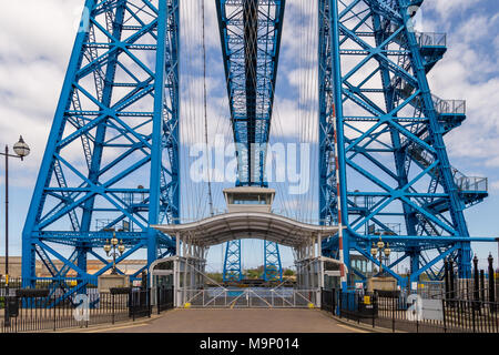 Middlesbrough, Angleterre, Royaume-Uni - Mai 14, 2016 : Vue vers le pont transbordeur avec une gondole passant le fleuve Tees Banque D'Images