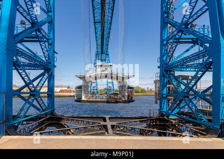 Middlesbrough, Angleterre, Royaume-Uni - Mai 14, 2016 : Vue vers le pont transbordeur avec une gondole passant le fleuve Tees Banque D'Images