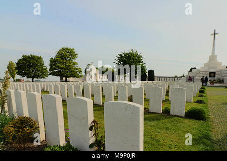 Des sépultures de guerre du Commonwealth de Tyne Cot Cemetery - Croix du Sacrifice de sépultures Banque D'Images