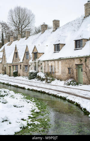 Arlington Row dans la neige de l'hiver. Bibury, Cotswolds, Gloucestershire, Angleterre Banque D'Images