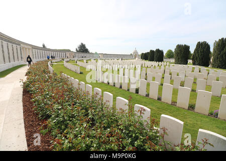 Des sépultures de guerre du Commonwealth de Tyne Cot Cemetery de Fleurs, tombes et Memorial Wall Banque D'Images