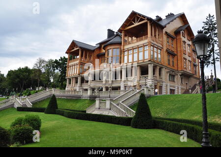 Kiev, le 24 août 2014. Résidence du Président de Lukraine Victor Janukovich dans Mezhyhiria. Voici maintenant le parc pour l'excursion et de repos. Banque D'Images