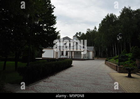 Kiev, le 24 août 2014. Résidence du Président de Lukraine Victor Janukovich dans Mezhyhiria. Voici maintenant le parc pour l'excursion et de repos. Banque D'Images