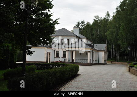 Kiev, le 24 août 2014. Résidence du Président de Lukraine Victor Janukovich dans Mezhyhiria. Voici maintenant le parc pour l'excursion et de repos. Banque D'Images