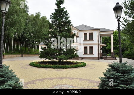 Kiev, le 24 août 2014. Résidence du Président de Lukraine Victor Janukovich dans Mezhyhiria. Voici maintenant le parc pour l'excursion et de repos. Banque D'Images