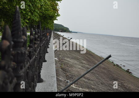 Kiev, le 24 août 2014. Résidence du Président de Lukraine Victor Janukovich dans Mezhyhiria. Voici maintenant le parc pour l'excursion et de repos. Banque D'Images