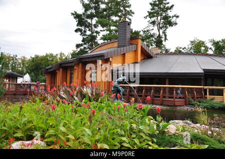 Kiev, le 24 août 2014. Résidence du Président de Lukraine Victor Janukovich dans Mezhyhiria. Voici maintenant le parc pour l'excursion et de repos. Banque D'Images