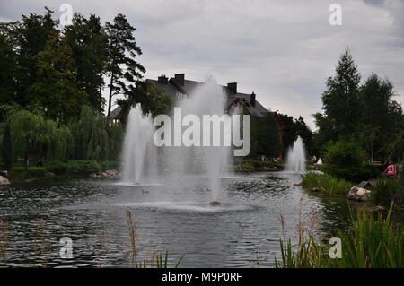 Kiev, le 24 août 2014. Résidence du Président de Lukraine Victor Janukovich dans Mezhyhiria. Voici maintenant le parc pour l'excursion et de repos. Banque D'Images