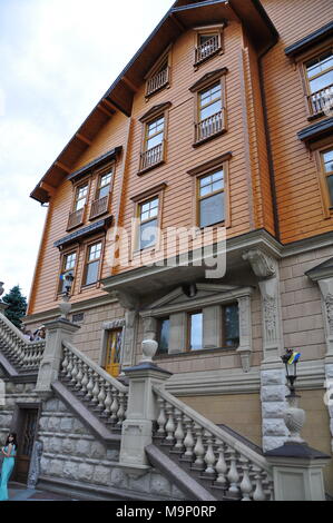 Kiev, le 24 août 2014. Résidence du Président de Lukraine Victor Janukovich dans Mezhyhiria. Voici maintenant le parc pour l'excursion et de repos. Banque D'Images