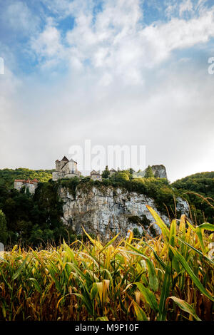 La ville médiévale et l'église de Saint-Cirq-Lapopie, perché sur une falaise de la vallée du Lot, est un des plus beaux villages de France. Banque D'Images