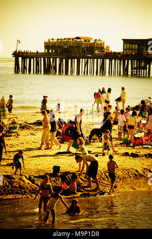 Les gens à jouer sur la plage à Capitola. Les tons sépia et jaune. Banque D'Images