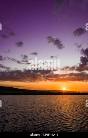 Coucher de soleil sur un lac Banque D'Images