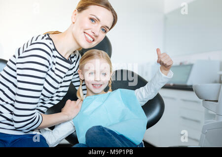 Happy mother and daughter posing in dentistes office Banque D'Images