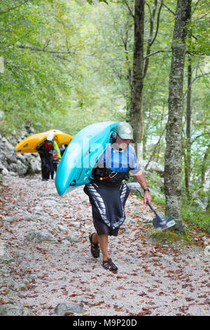 Les kayakistes transportant leurs kayaks colorés à la rivière Soca près de Bovec, Triglav, Slovénie Banque D'Images