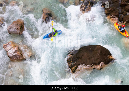 Kayakiste mâle de couleur vert whirlpool à traverser la rivière Soca près de Bovec, Slovénie Banque D'Images