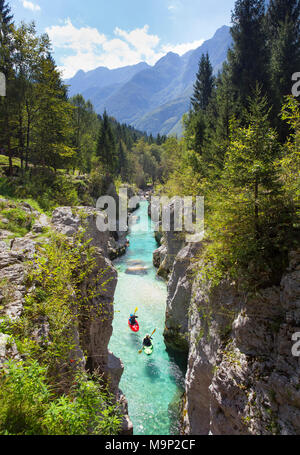 Les kayakistes sur la rivière Soca originaires d'Trigval les montagnes. La rivière est célèbre pour toutes sortes d'activités de l'eau blanche, parc national du Triglav, en Slovénie Banque D'Images