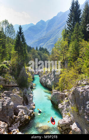 Les kayakistes sur la rivière Soca originaires d'Trigval les montagnes. La rivière est célèbre pour toutes sortes d'activités de l'eau blanche, parc national du Triglav, en Slovénie Banque D'Images