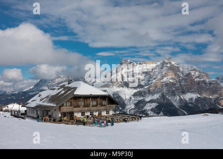 Mountain guesthouse Pralongià dans la neige, Alta Badia, domaine skiable Dolomiti Superski, dans l'arrière massif du Sella, Corvara, Dolomites Banque D'Images