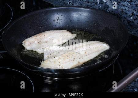 Filets de poisson, Bodenseefelchen sont frits dans une casserole Banque D'Images