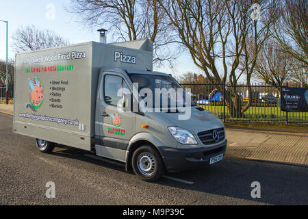 Woof Fired Pizza 2012 Mercedes Sprinter fourgon alimentaire fraîchement cuit à l'événement de Supercar du Nord-Ouest, car les voitures et les touristes arrivent dans la station côtière lors d'une chaude journée de printemps. Les supercars se trouvent sur l'esplanade du front de mer, tandis que les passionnés de voitures classiques et d'époque profitent d'une journée de pilotage. Banque D'Images