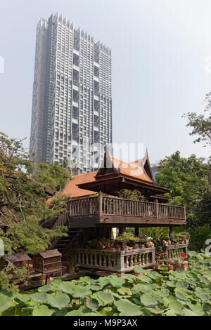 Thai traditionnelle maison en bois sur pilotis au quartier moderne, M. R. Kukrit's House, musée, Sathorn, Bangkok, Thaïlande Banque D'Images