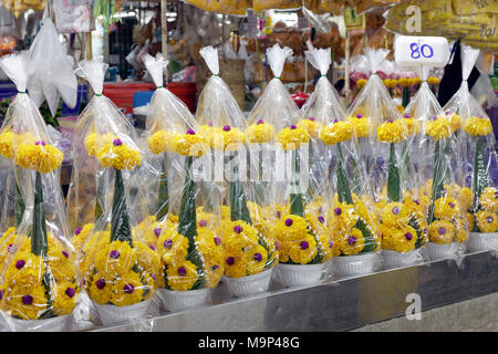 Les arrangements de fleurs coupées pour la vente, Pak Khlong Talat, marché aux fleurs, Phra Nakhon, Bangkok, Thaïlande Banque D'Images