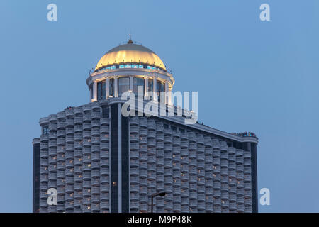 Dôme de Lebua at State Tower, soir, Bang Rak, Bangkok, Thaïlande Banque D'Images