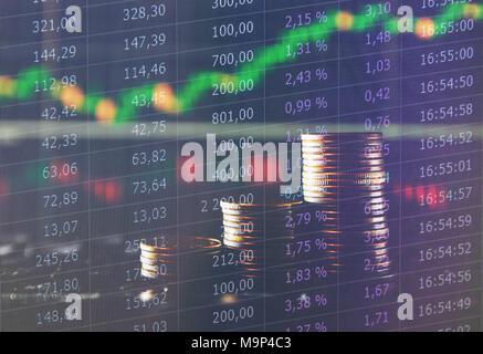 Graphique sur les lignes de pièces de monnaie pour la finance et de la Banque sur le marché numérique et graphique Trading Financial Exchange Fond double exposition Banque D'Images