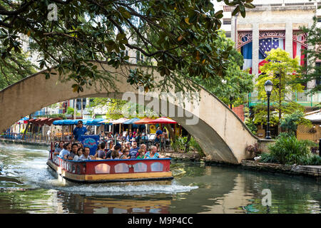 Une foule de personnes monter dans un taxi d'eau le long de la rivière San Antonio à pied sur un jour de fin d'été. Banque D'Images