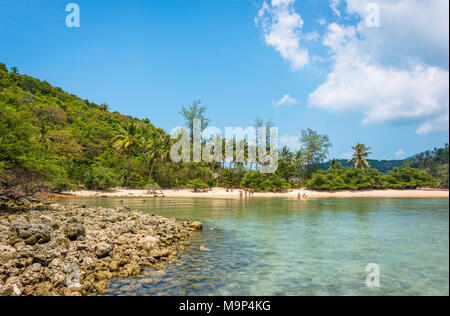 Vue depuis la plage idyllique de Mae Haad bay avec plage de sable blanc de l'île Ko Ma, Ko Phangan, Golfe de Thaïlande, Thaïlande Banque D'Images