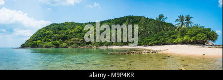 Vue depuis la plage idyllique de Mae Haad bay avec plage de sable blanc de l'île Ko Ma, Ko Phangan, Golfe de Thaïlande, Thaïlande Banque D'Images