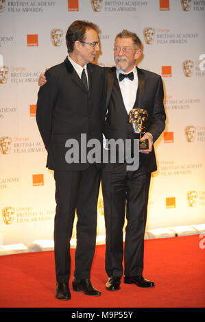 Londres, ANGLETERRE - 12 février : Billy Bob Thornton, John Hurt, CBE, vainqueur de Meryl Streep vu à la salle de presse à l'Orange British Academy Film Awards 2012 à l'Opéra Royal le 12 février 2012 à Londres, Angleterre les gens : Billy Bob Thornton, John Hurt CEPB Banque D'Images