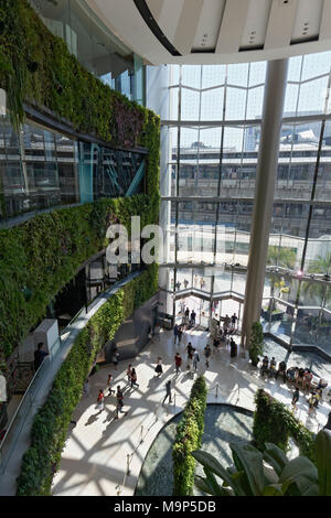 Atrium avec façade verte, Siam Paragon, centre commercial de luxe, Siam Square, Pathum Wan, Bangkok, Thaïlande Banque D'Images