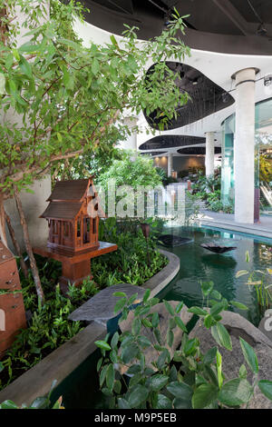 Jardin d'eau avec ghost house, san phra phum, dans le quartier européen, l'Emporium, Luxury Shopping Mall, Sukhumvit Road, Khlong Toei, Bangkok, Thaïlande Banque D'Images