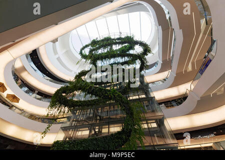 Atrium avec ascenseur en verre vert, jardin d'eau dans le championnat européen de trimestre, Emporium, Luxury Shopping Mall, Sukhumvit Road, Khlong Toei Banque D'Images