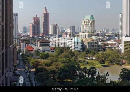 Parc Benchasiri et Skyline Sukhumvit, vue de l'EM trimestre, Khlong Toei, Bangkok, Thaïlande Banque D'Images