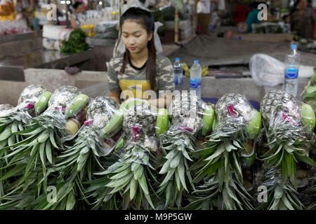 Les ananas et les bananes en vente, Pak Khlong Talat, marché aux fleurs, Phra Nakhon, Bangkok, Thaïlande Banque D'Images