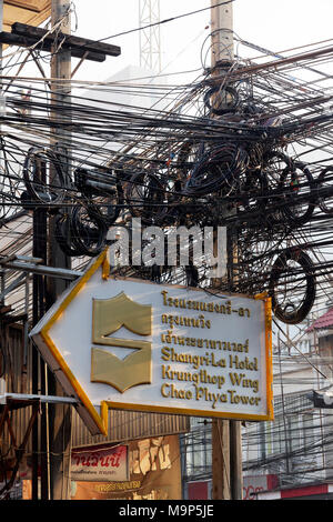 Poster avec câble tangle, câbles, enchevêtrement chaotique, à la Thanon Charoen Krung, Bang Rak, Bangkok, Thaïlande Banque D'Images