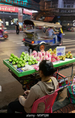 Vente de Rue, fruits, sur Yaowarat Road dans la nuit, se tenir avec les pommes, Chinatown, Samphanthawong, Bangkok, Thaïlande Banque D'Images