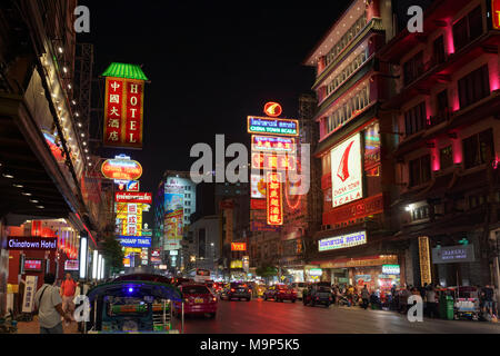 Yaowarat Road par nuit, avec des enseignes au néon, Chinatown, Samphanthawong, Bangkok, Thaïlande Banque D'Images