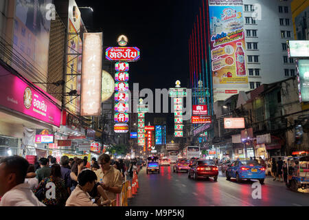Yaowarat Road par nuit, avec des enseignes au néon, Chinatown, Samphanthawong, Bangkok, Thaïlande Banque D'Images