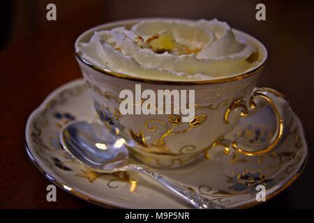 Tasse de café en service Zsolnay Banque D'Images