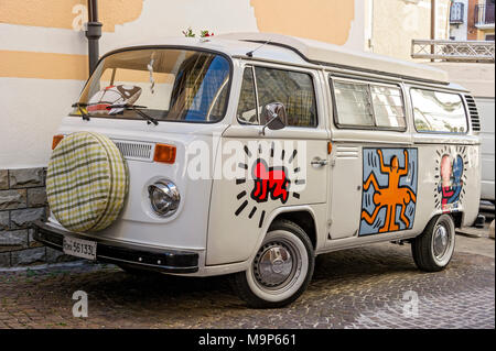 VW blanc Bus, Bus Camping VW Volkswagen T2 Type 2, Bulli, Oldtimer, Agnone, Molise, Italie Banque D'Images