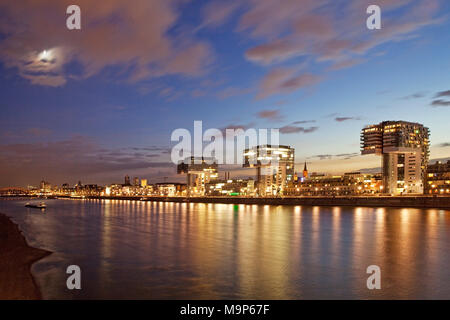 Kranhaeuser mit Rhein und Mond am Abend, Koeln, Rheinland, Nordrhein-Westfalen, Deutschland, Europa Banque D'Images