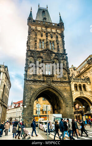 Prasna brana, poudre d'embarquement ou de la Tour Poudrière, de la vieille ville, Stare Mesto, Place de la République, Namesti Republiky, Prague, République Tchèque Banque D'Images