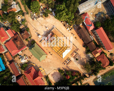 Antenne de drone d'oiseau d'un temple boudhist pagode à Siem-Reap, Cambodge Banque D'Images